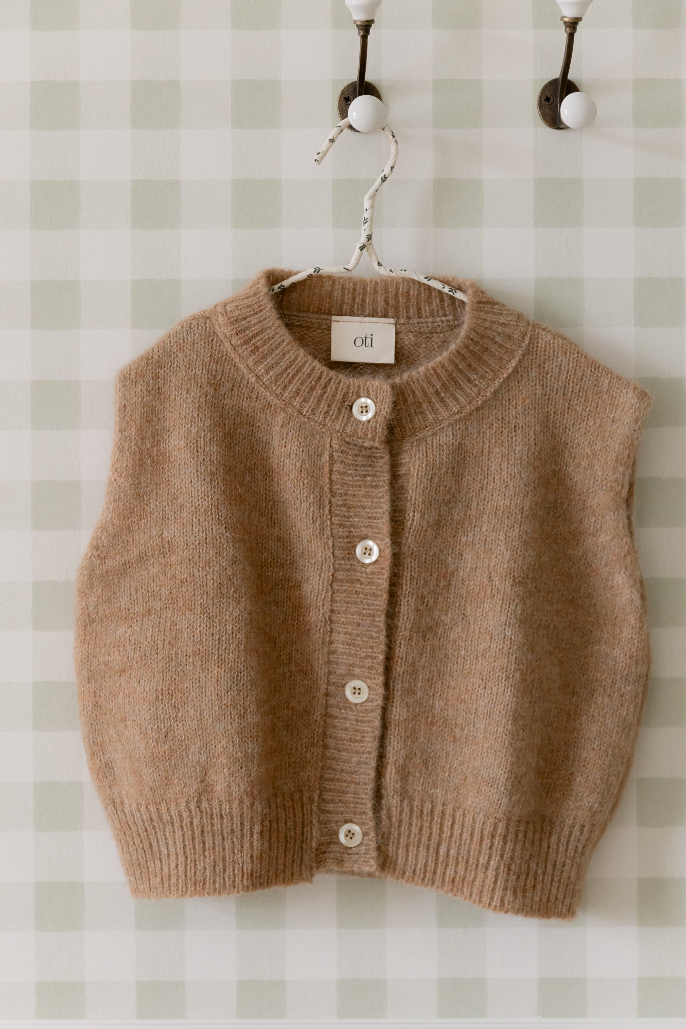 Olivia vest little camel