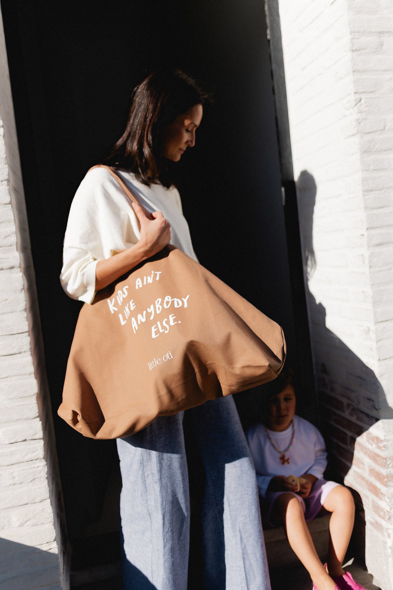 Oversized mom bag "kids ain't like anybody else"
