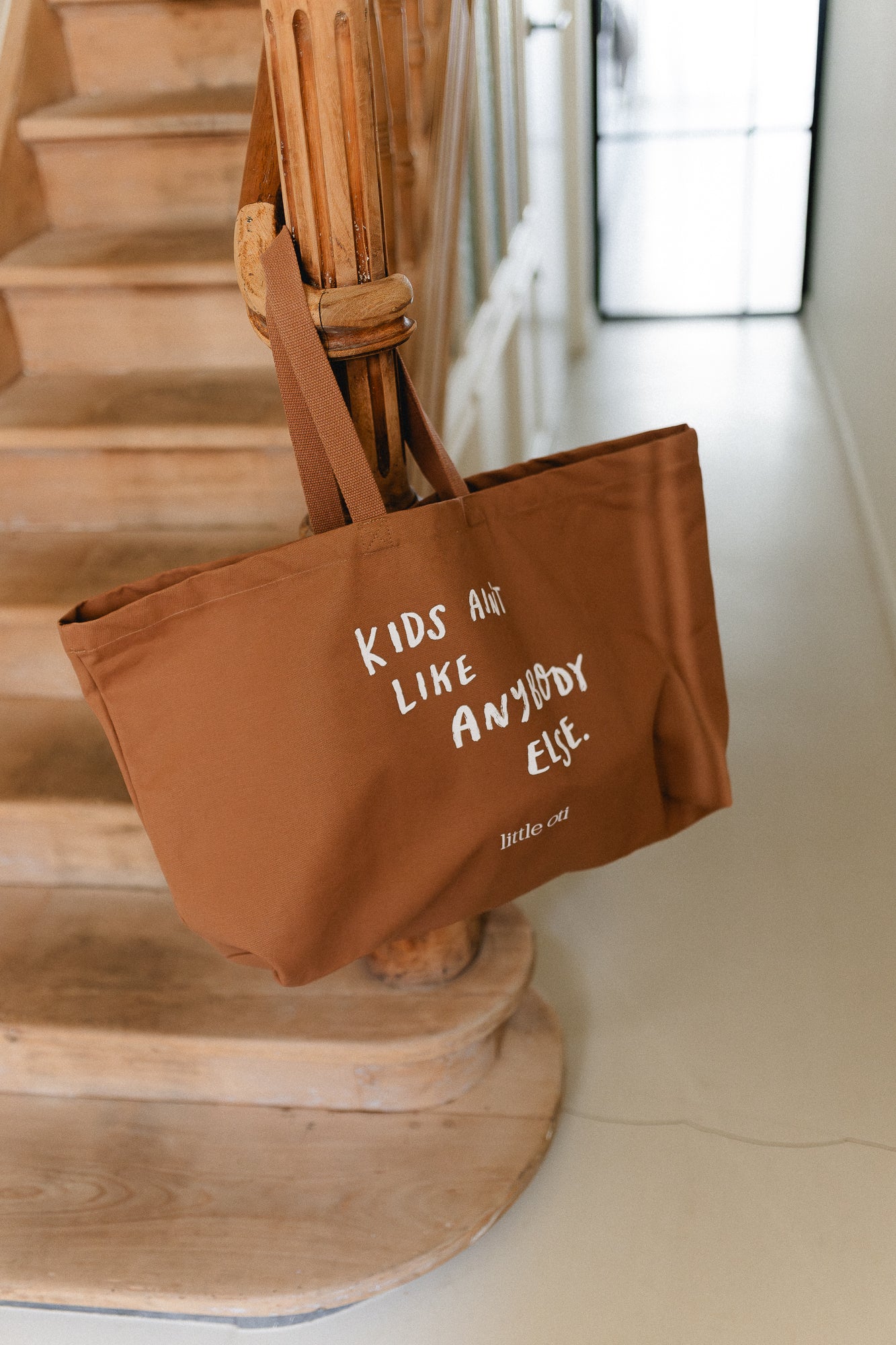 Oversized mom bag "kids ain't like anybody else"