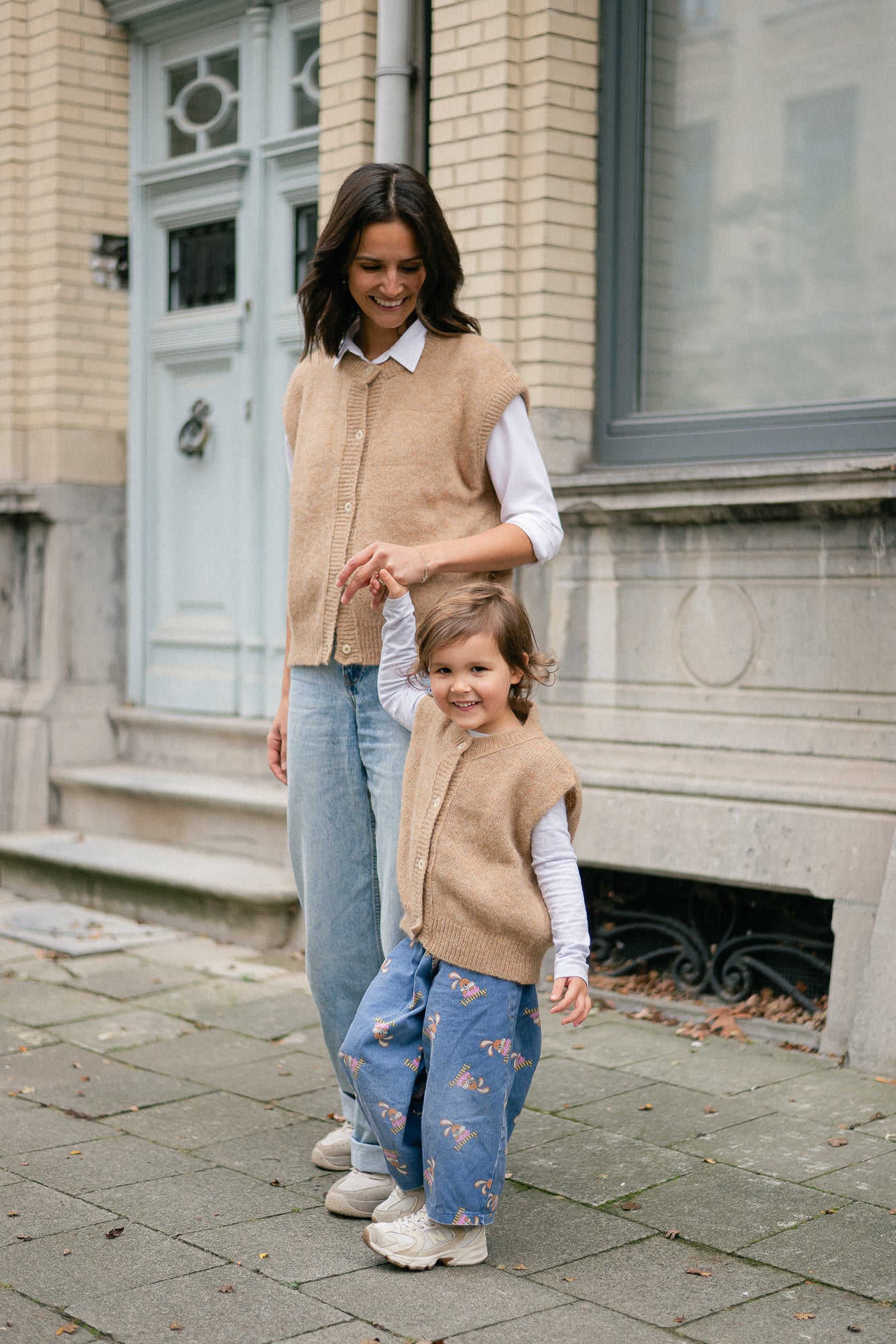 Olivia sleeveless cardigan button camel