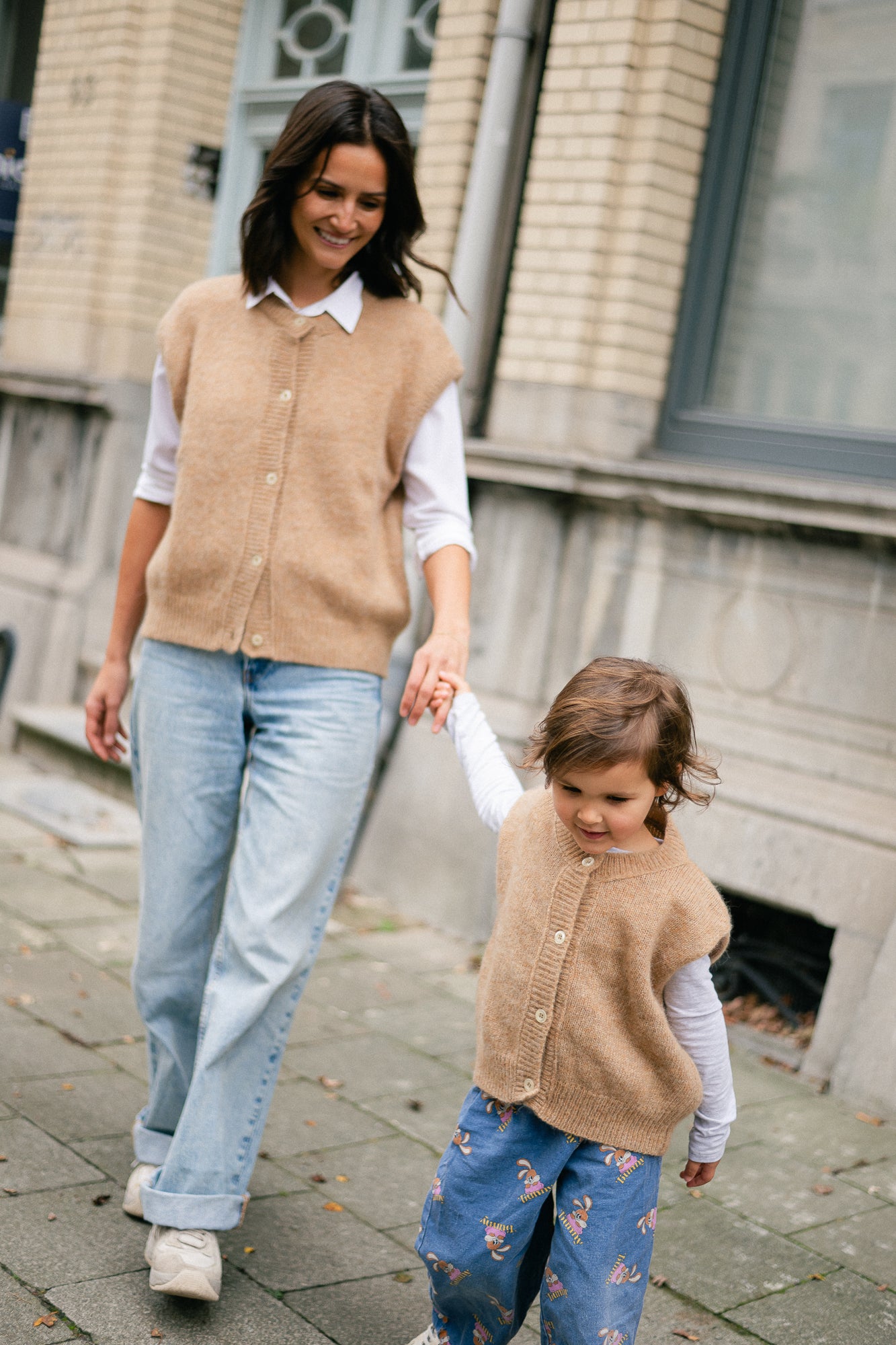 Olivia sleeveless cardigan button camel
