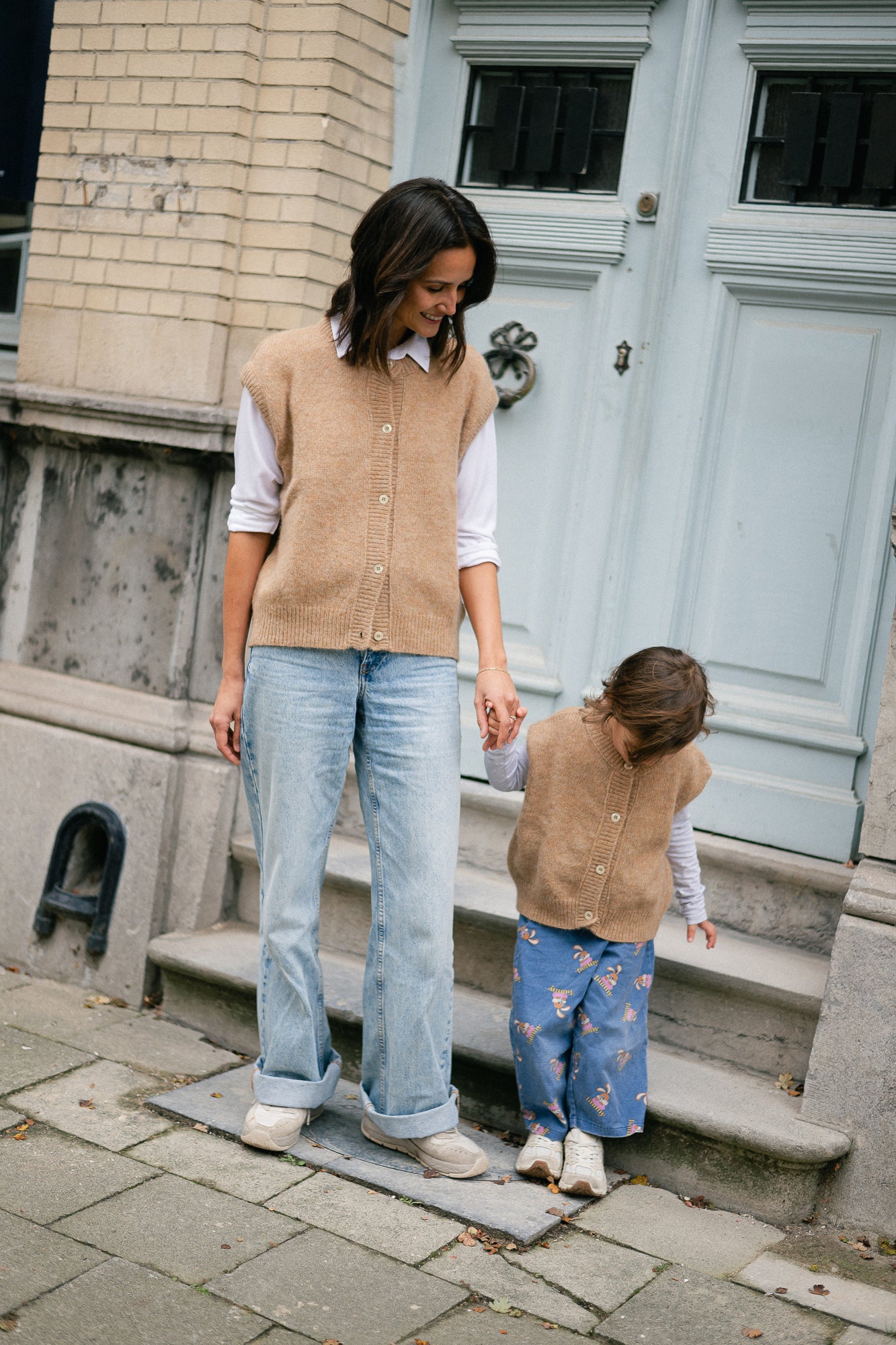 Olivia sleeveless cardigan button camel