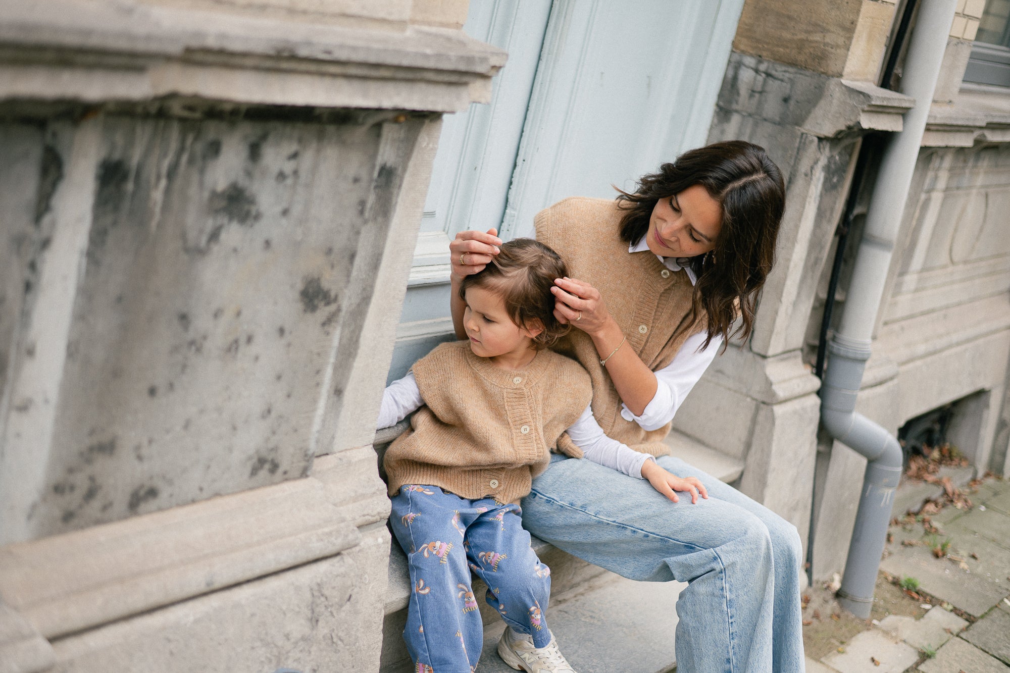 Olivia sleeveless cardigan button camel