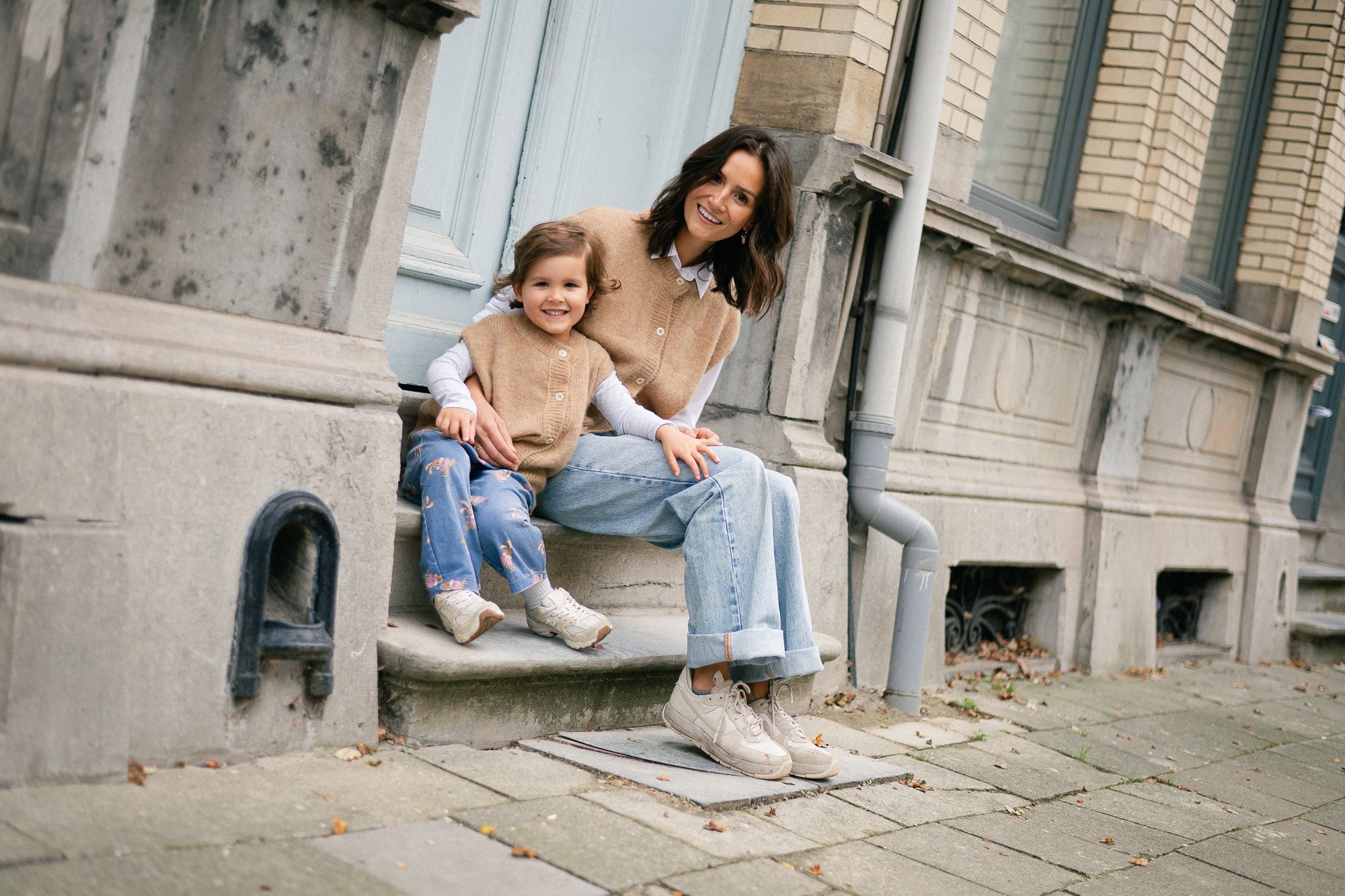 Olivia sleeveless cardigan button camel