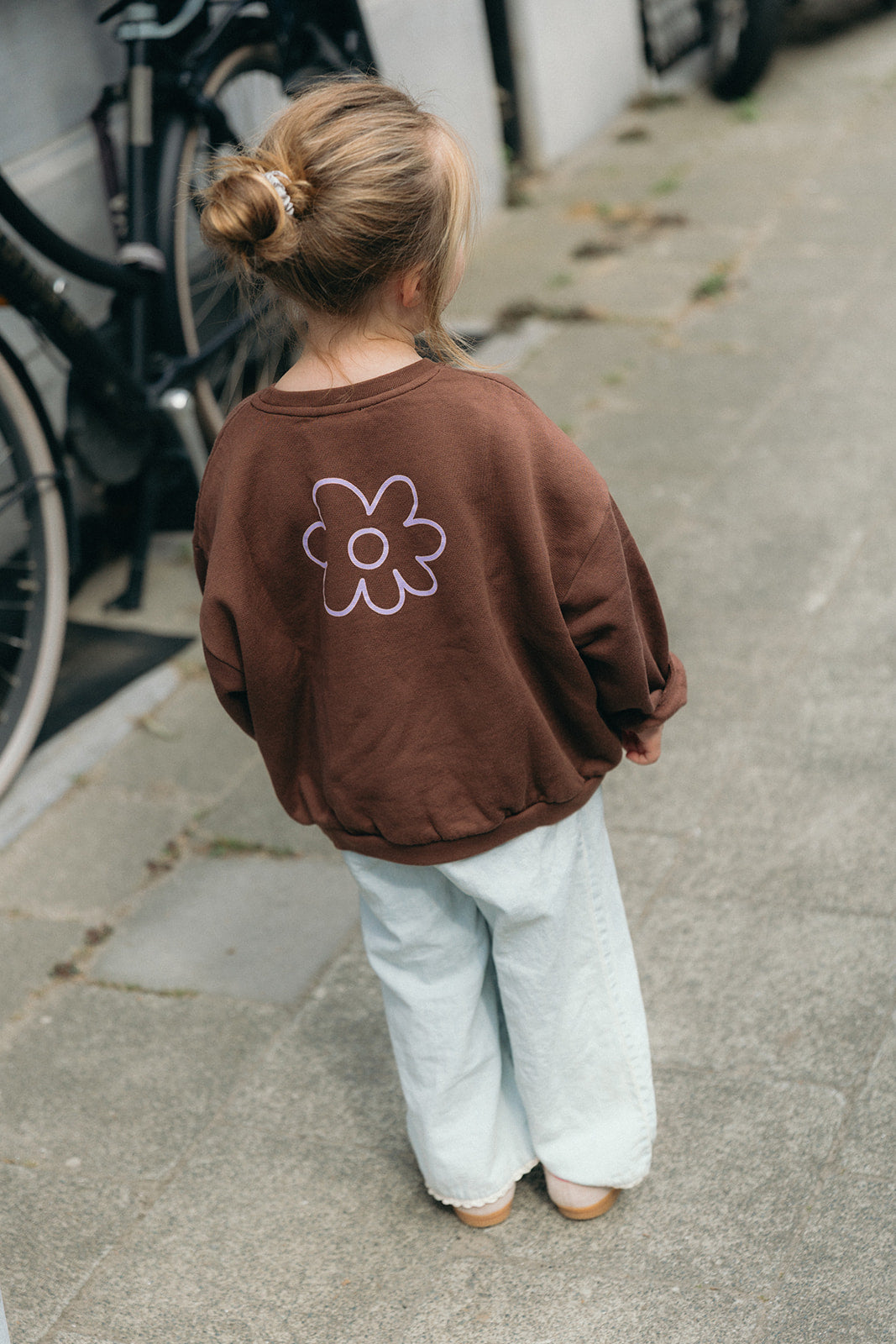 Little Cécile sweater brown with lilac flower