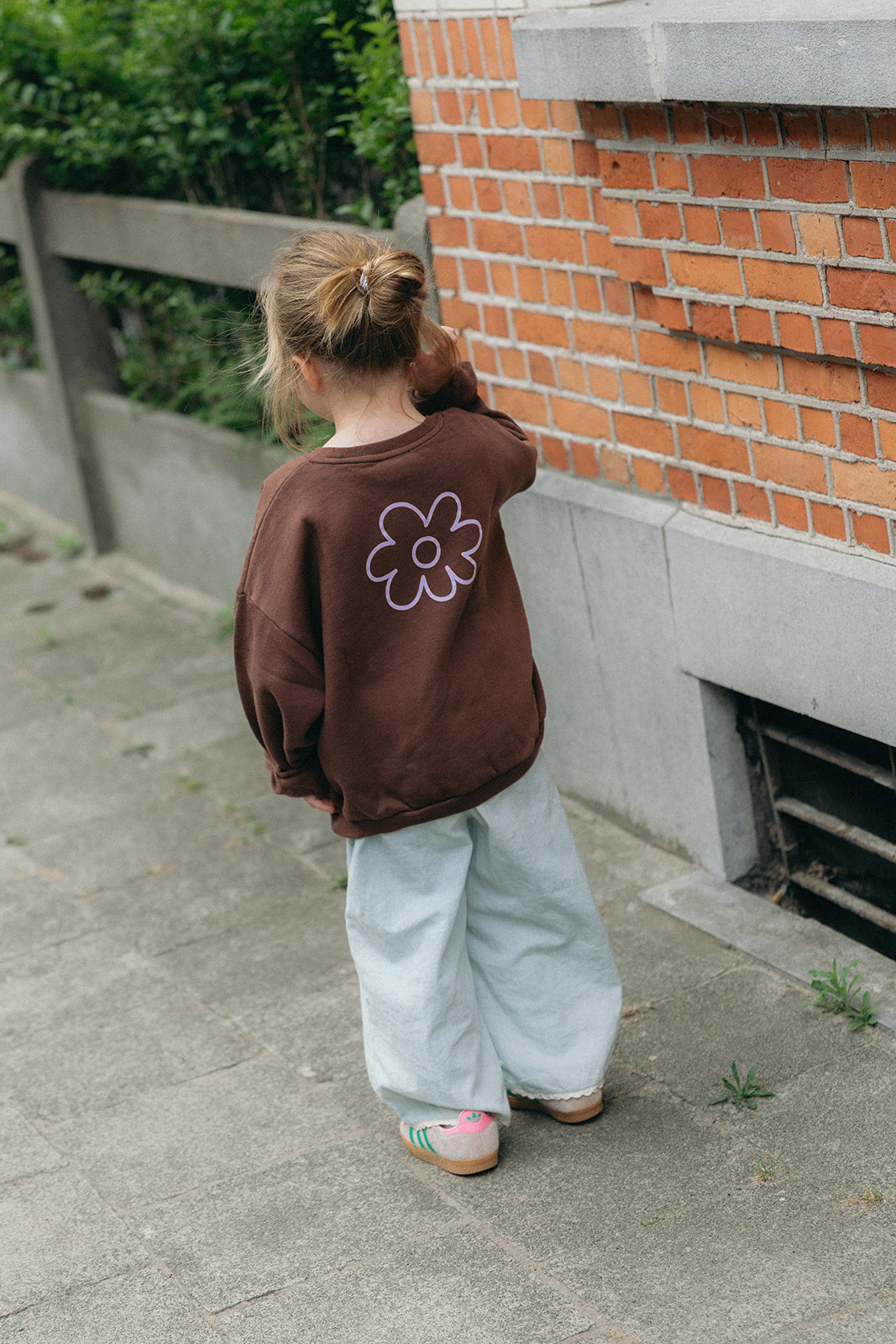 Little Cécile sweater brown with lilac flower