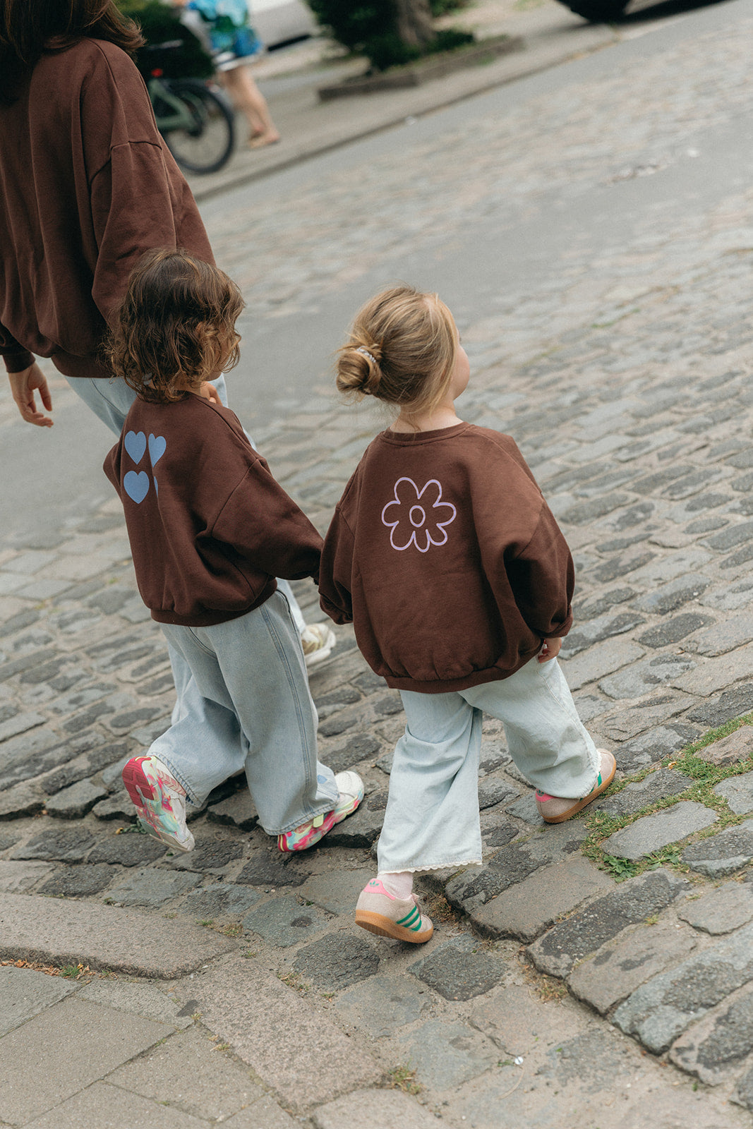 Little Cécile sweater brown with lilac flower