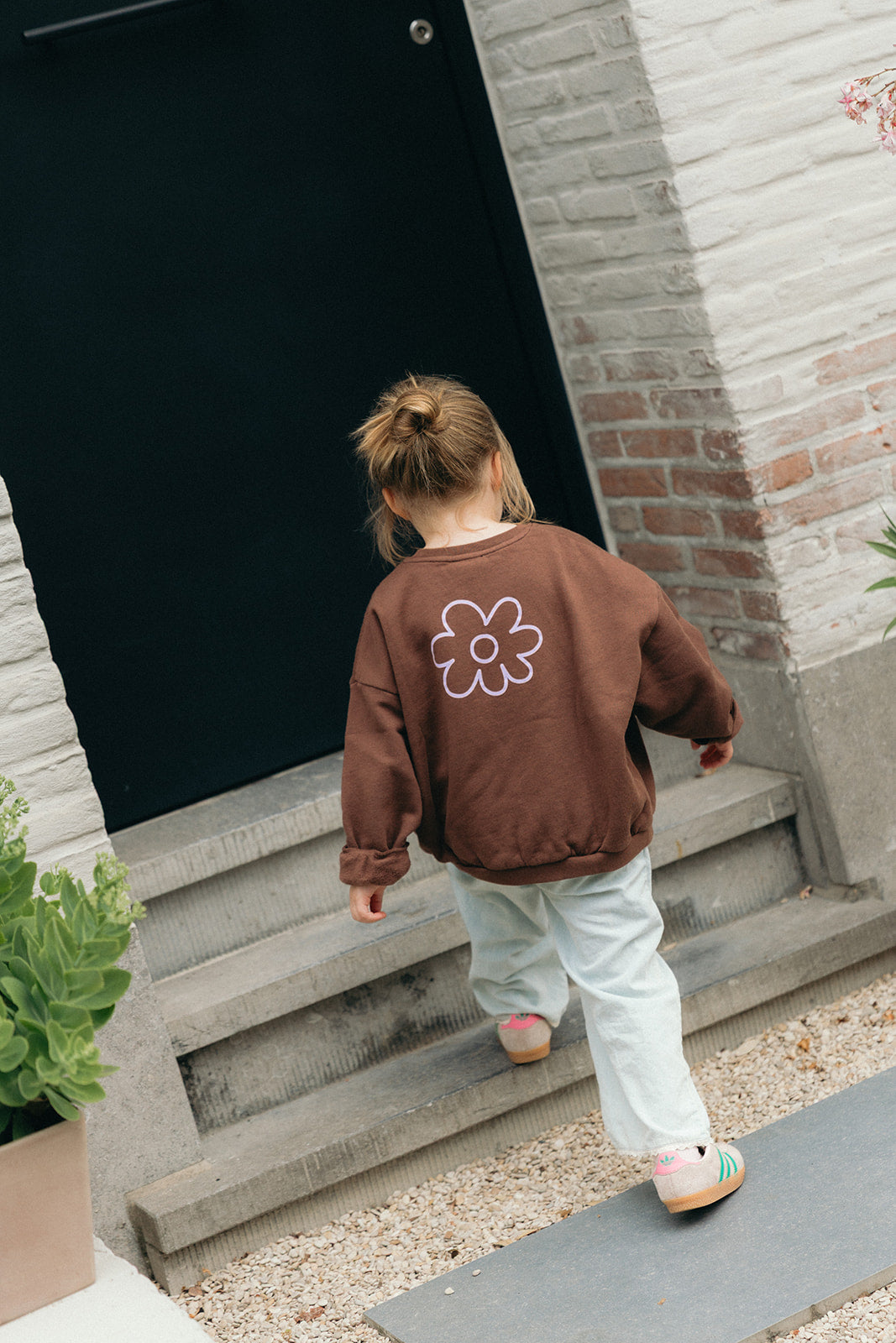 Little Cécile sweater brown with lilac flower