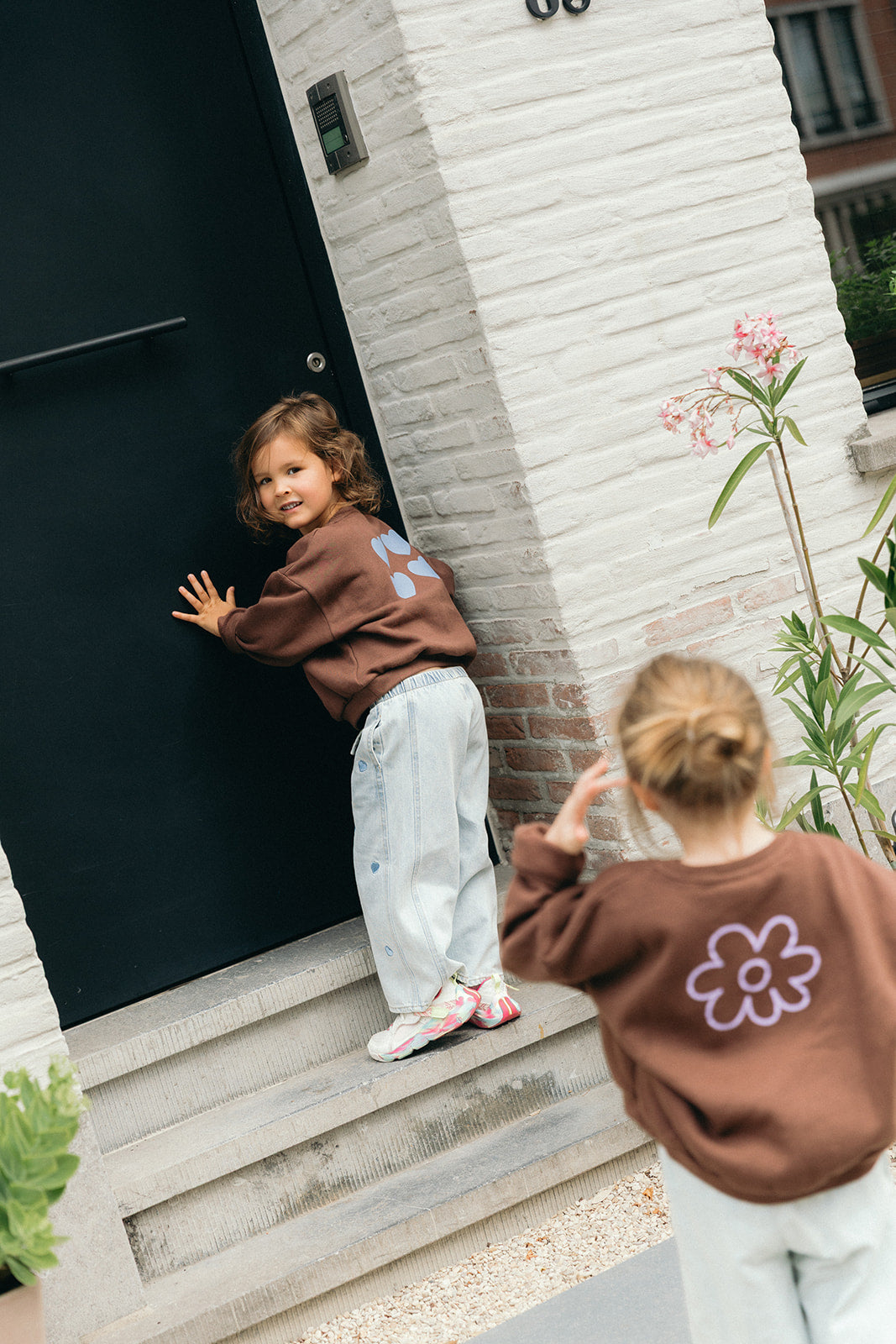 Little Cécile sweater brown with lilac flower