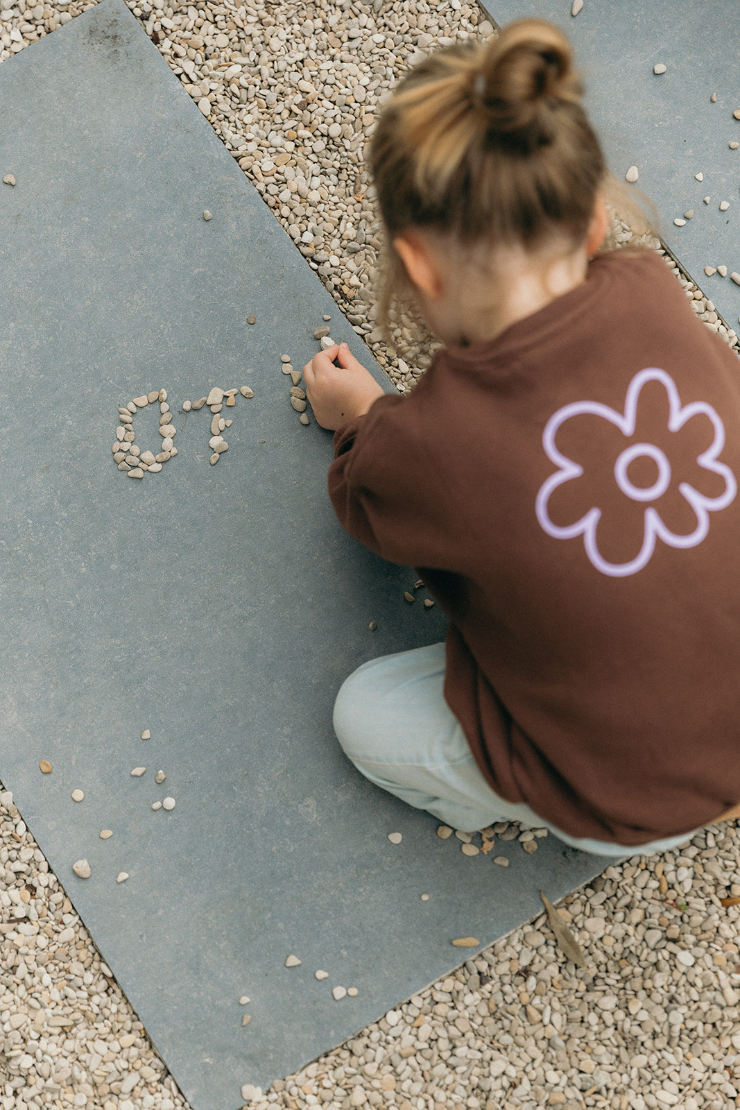 Little Cécile sweater brown with lilac flower