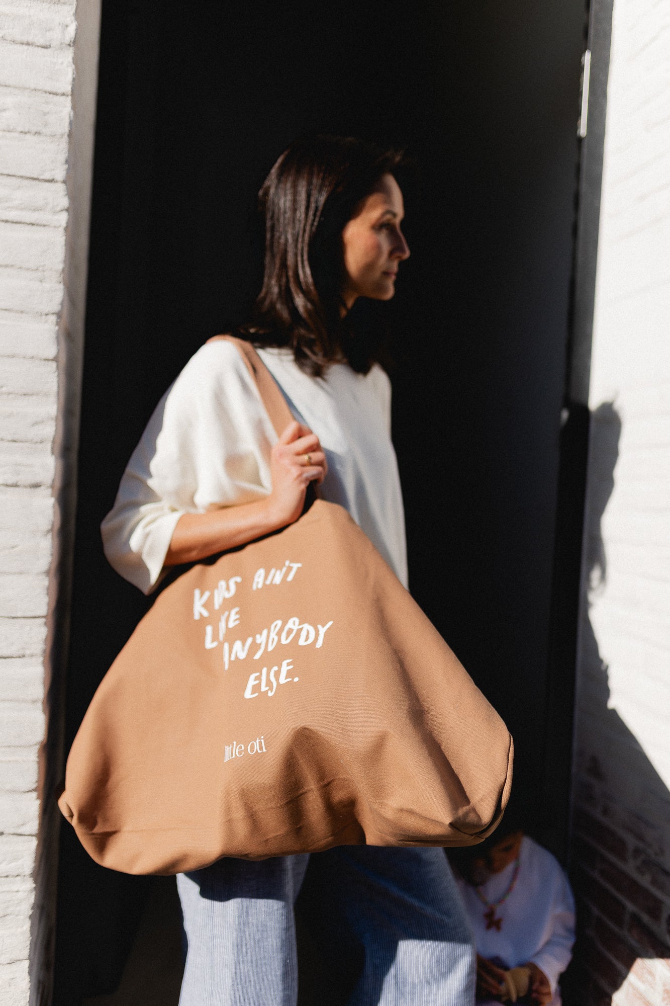 Oversized mom bag "kids ain't like anybody else"