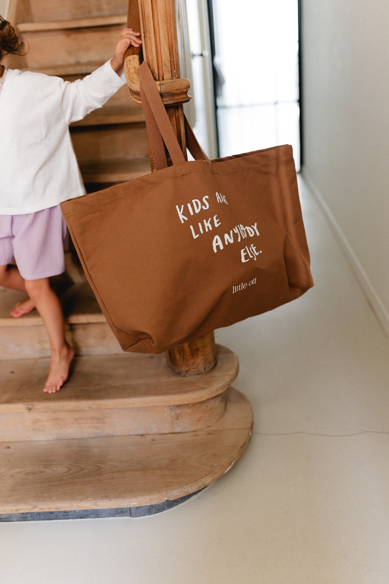 Oversized mom bag "kids ain't like anybody else"