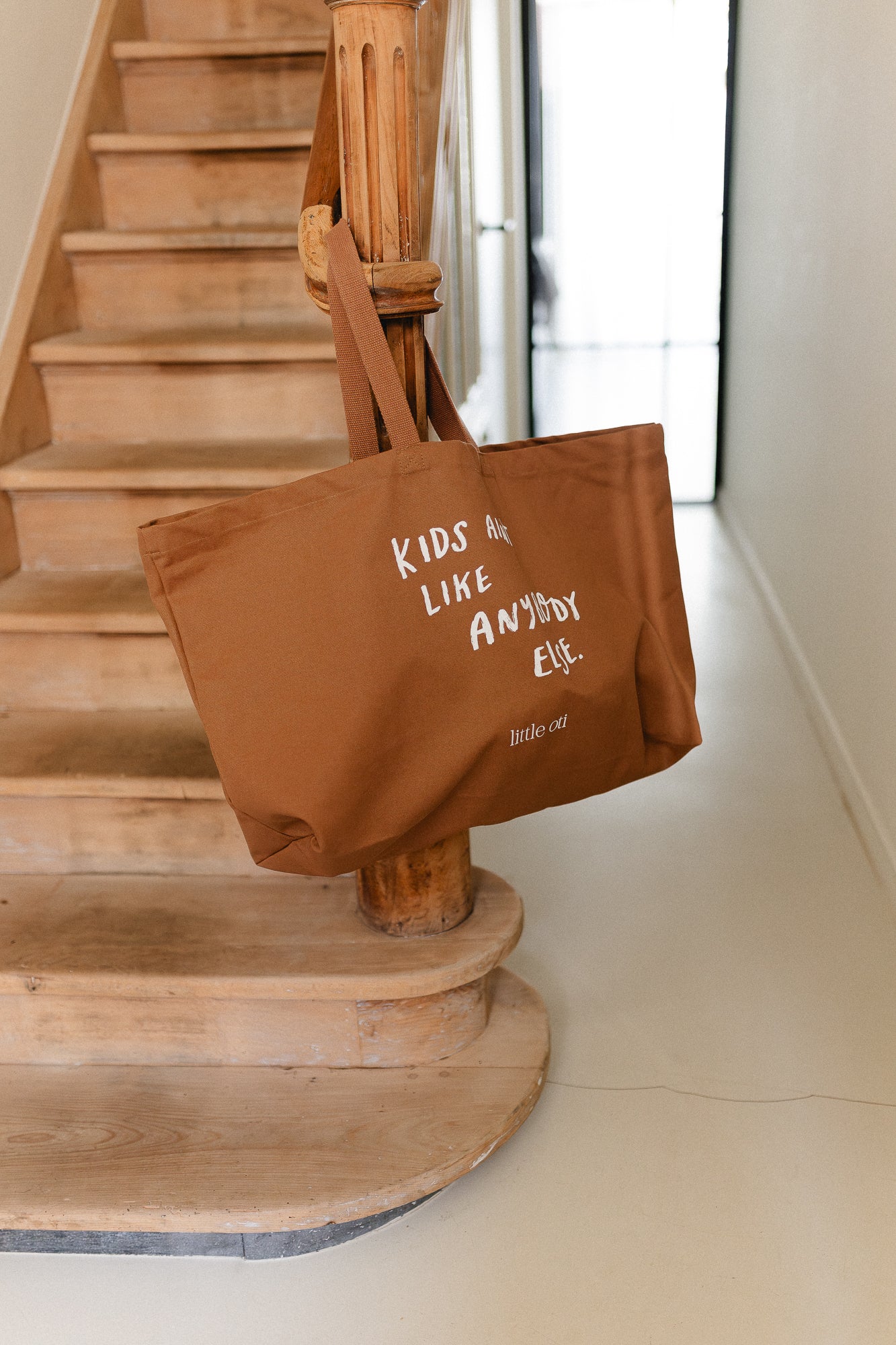 Oversized mom bag "kids ain't like anybody else"