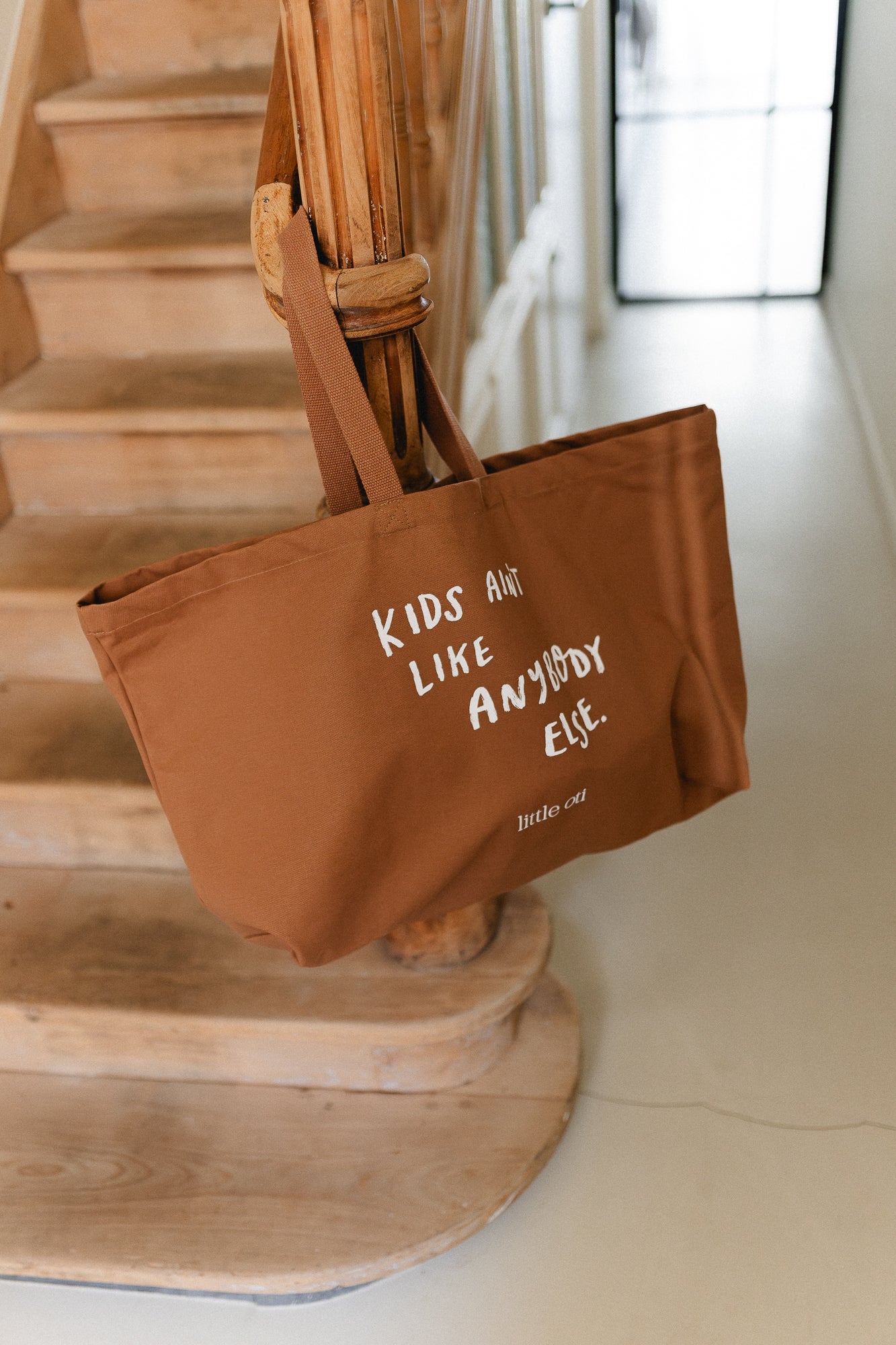 Oversized mom bag "kids ain't like anybody else"