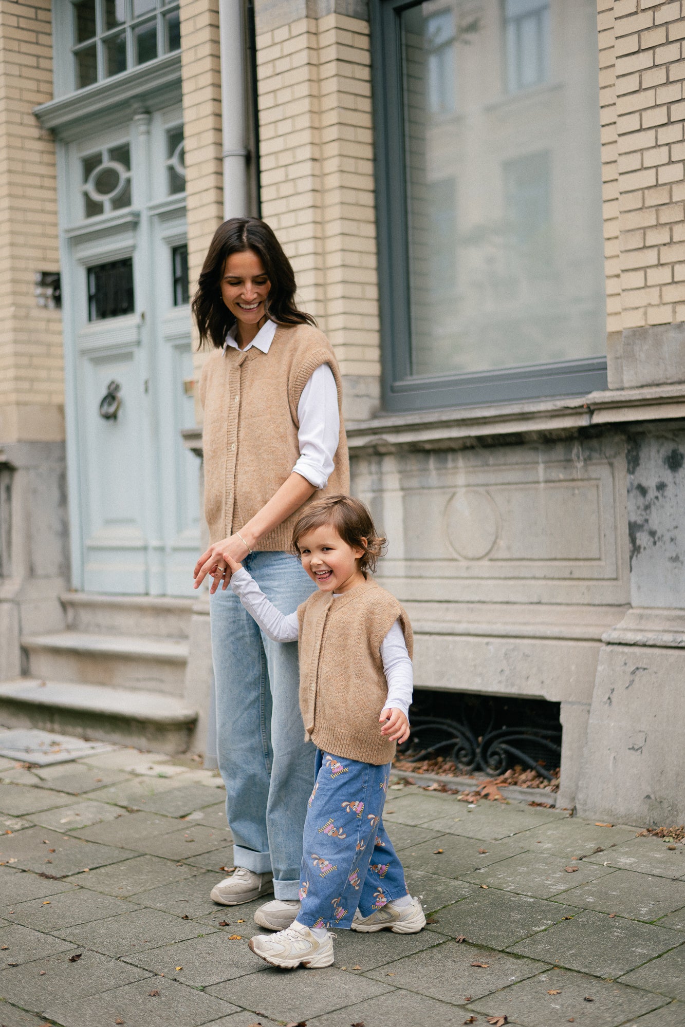 Olivia sleeveless cardigan button camel